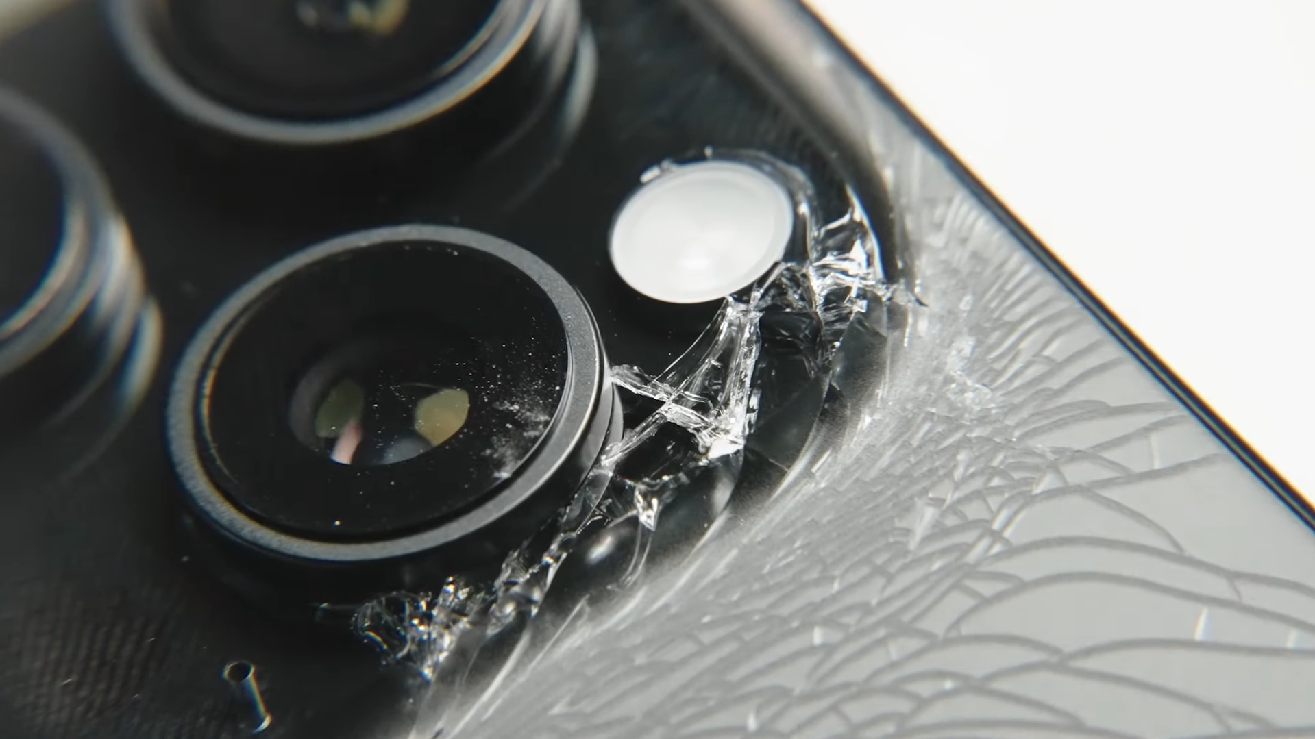 iPhone 16 Pro Max的相機損毀不算嚴重。(YouTube截圖)