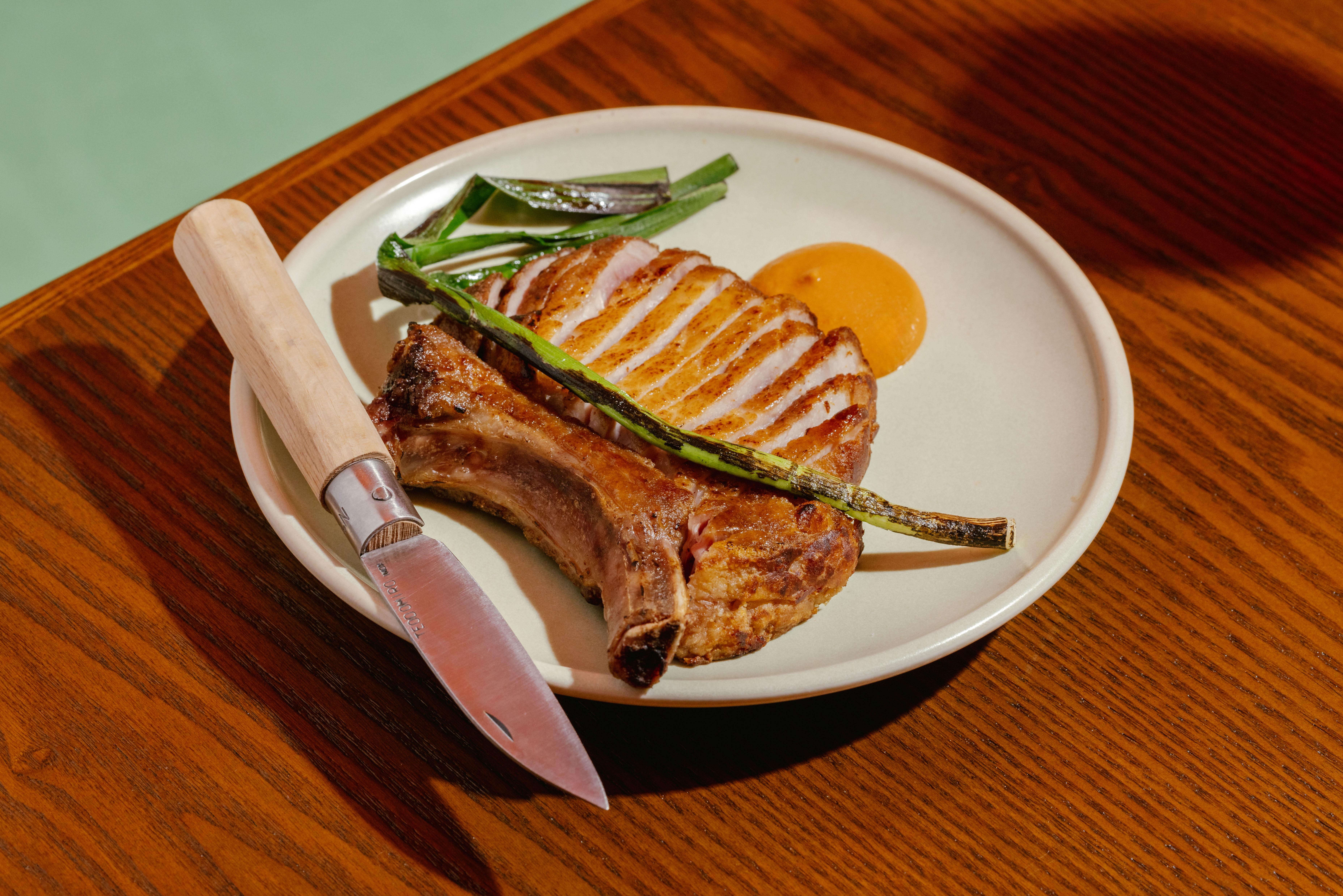 新菜式Iberico TXULETA 西班牙黑豬排骨配Romesco醬和韭菜$248