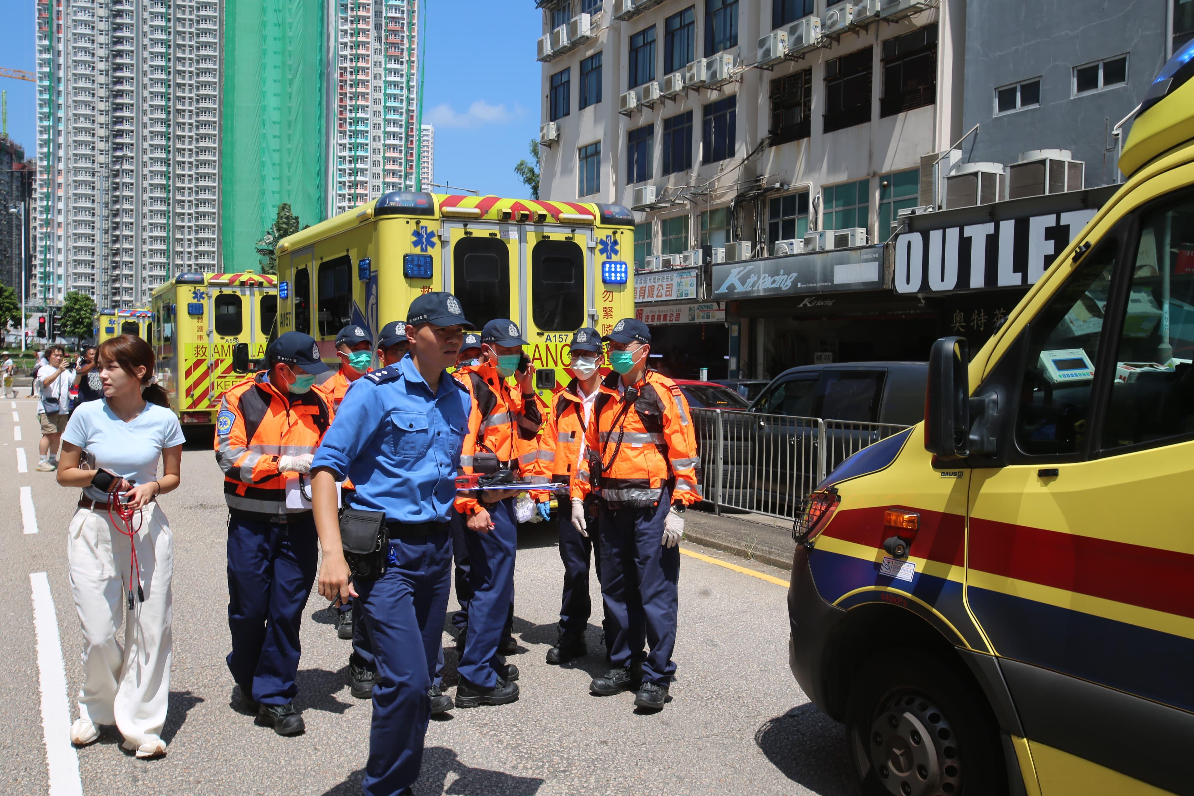有內地團團友在路邊嘔吐,多人不適
