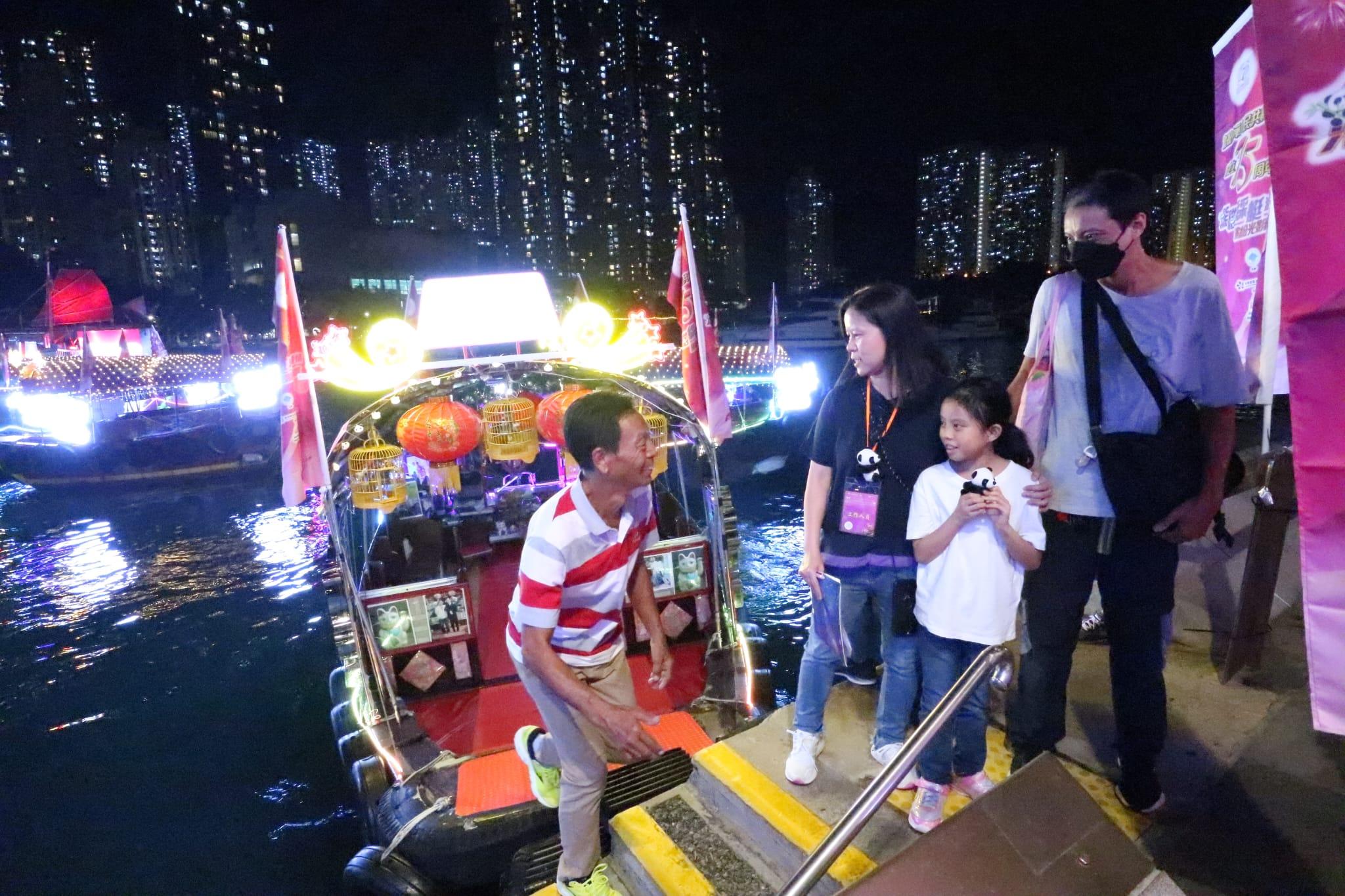 南區舉辦以大熊貓為主題的綵艇活動。(鍾式明攝)