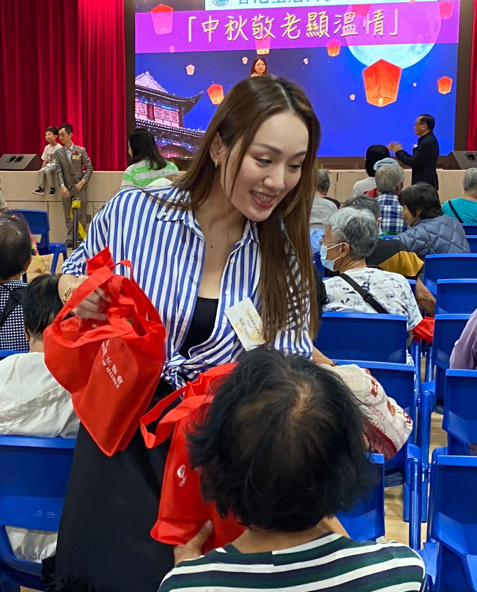 瑪姬騰出時間積極行善。