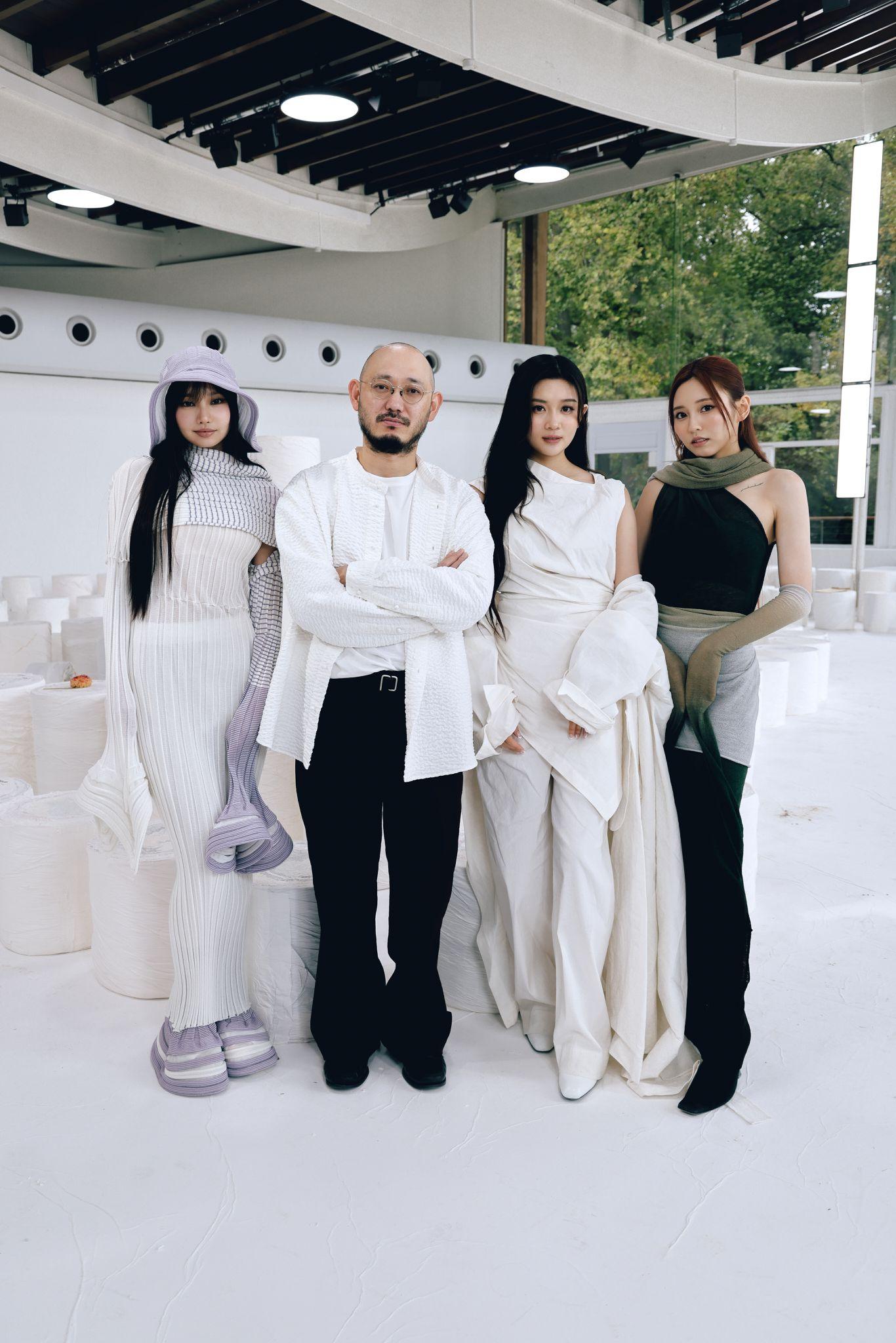 Day、Ivy So、Candy與品牌ISSEY MIYAKE設計師近藤悟史合照。