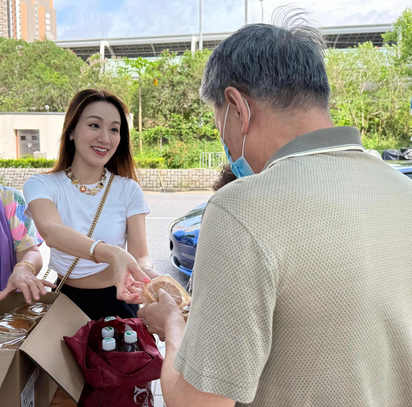 瑪姬向65歲以上的老友記派發月餅。