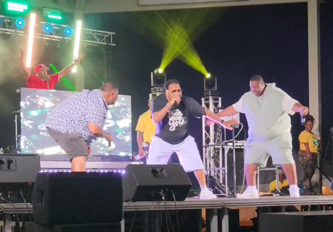 Fatman Scoop(黑衫)台上表演期間突然暈倒,送醫期間證實離世。