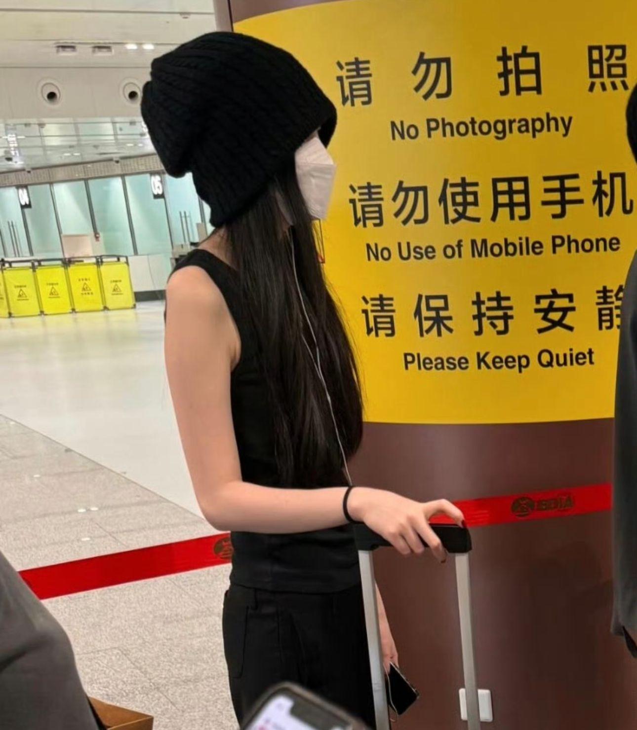 李嫣由王菲陪伴到英國開學。