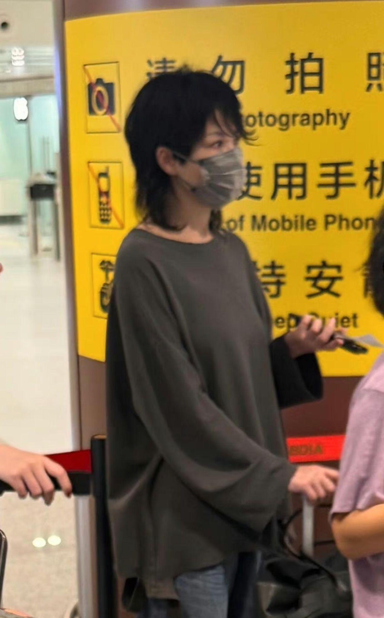 王菲早前送李嫣英國開學。