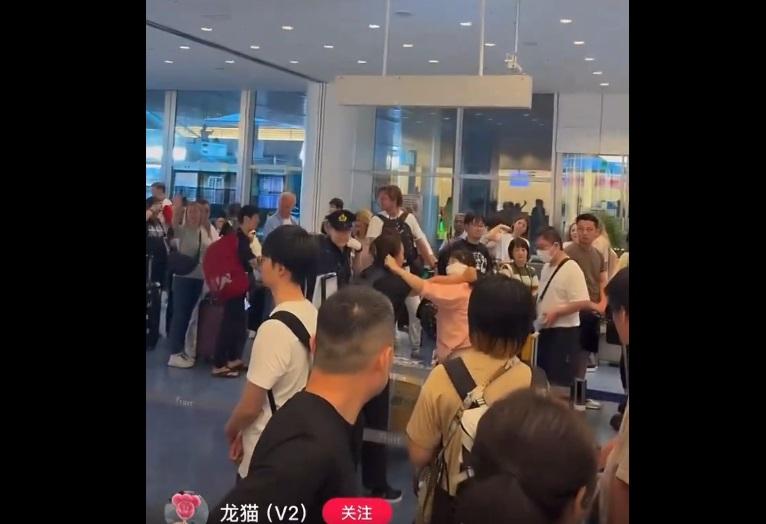 片段可見,兩名中國婦人在東京羽田機場打架,互扯耳朵。(互聯網)