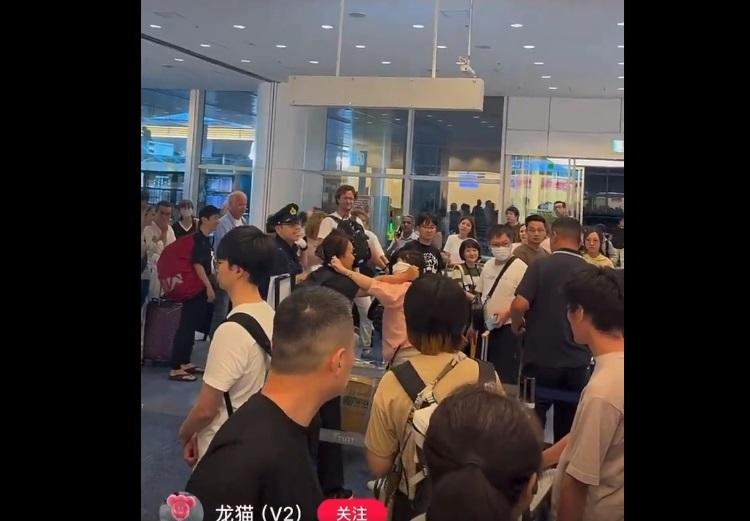 日本警察勸交,邊講話邊比劃著手勢。(互聯網)