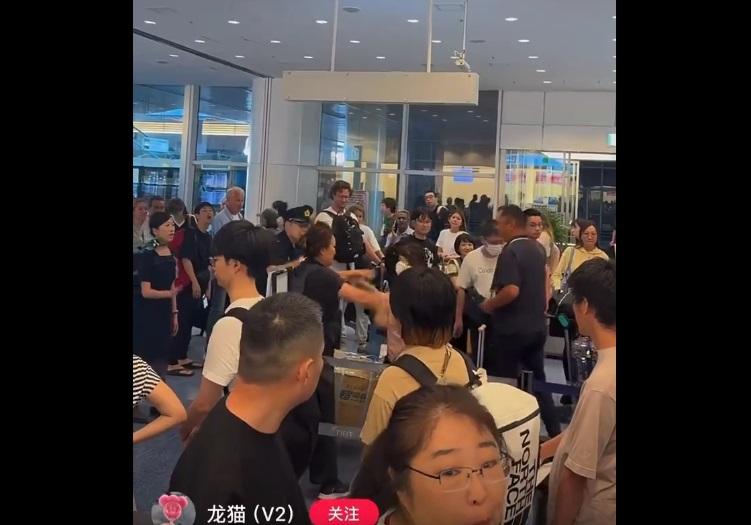 兩名婦人終於放手。(互聯網)