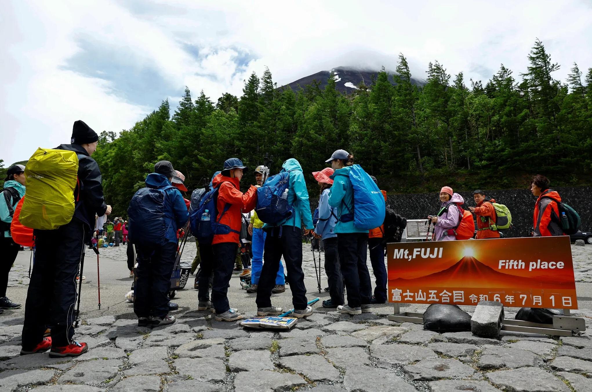 日本富士山今年7月1日開山,登山客在五合目集合。(資料圖片)