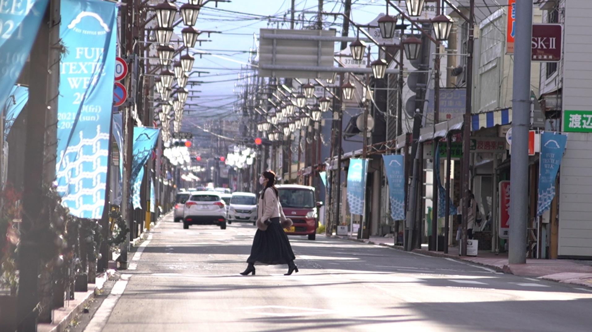 日本富士山下的「本町通」,因為懷舊氛圍配搭富士山,近年成為遊客打卡熱點。(互聯網)