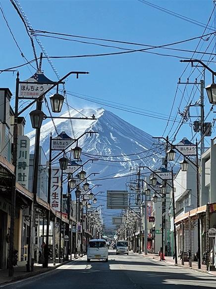 在富士山下的「本町通」,可把富士山當成背景,同時拍攝到舊招牌和日式燈籠等展現日本「昭和風情」的商店街。(互聯網)