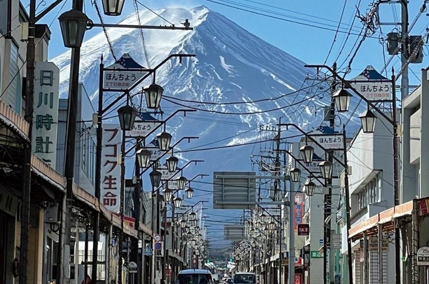 在富士山下的「本町通」,可把富士山當成背景,同時拍攝到舊招牌和日式燈籠等展現日本「昭和風情」的商店街。(互聯網)