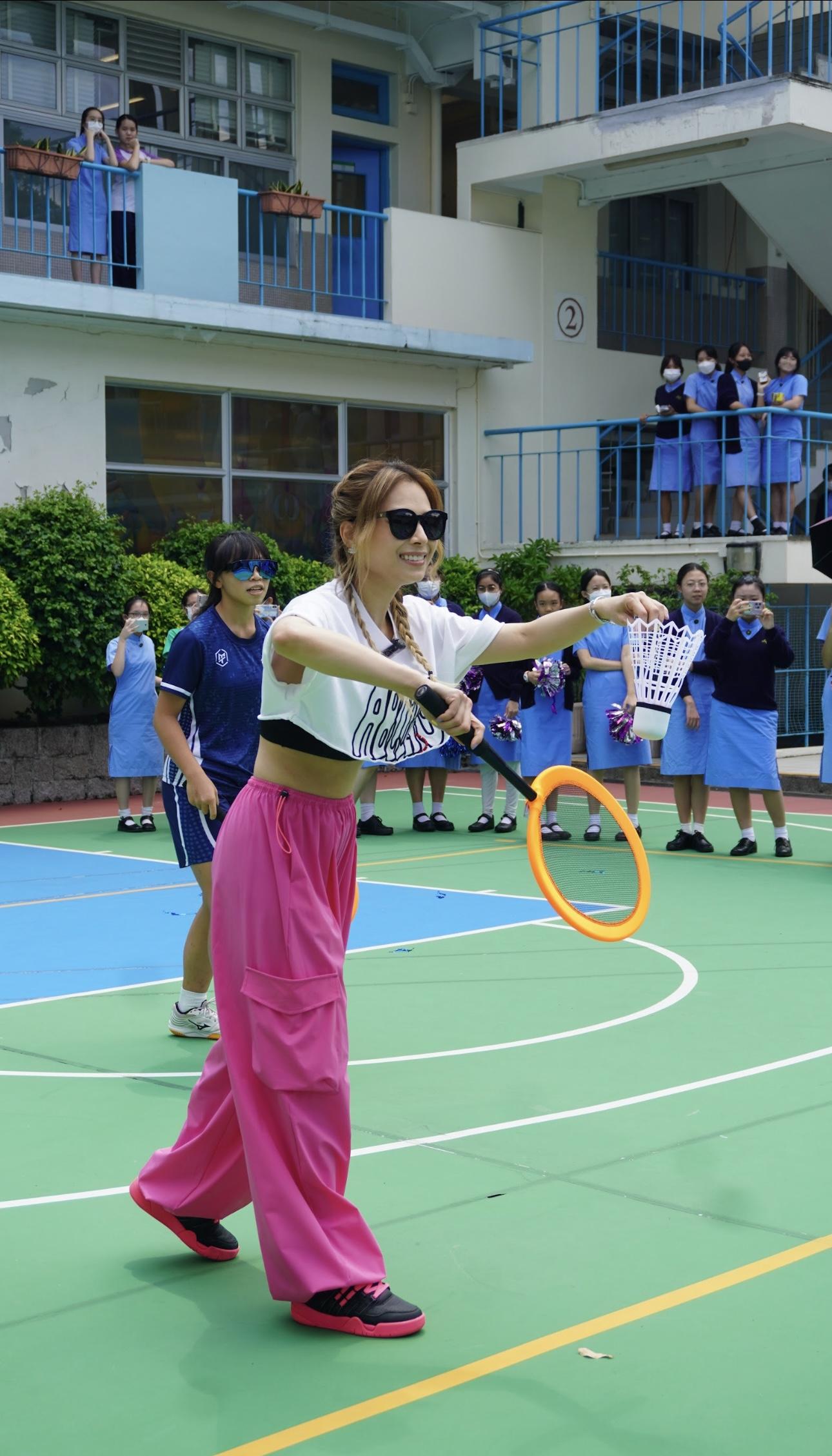 首站Gin Lee到九龍塘真光中學進行羽毛球比賽。