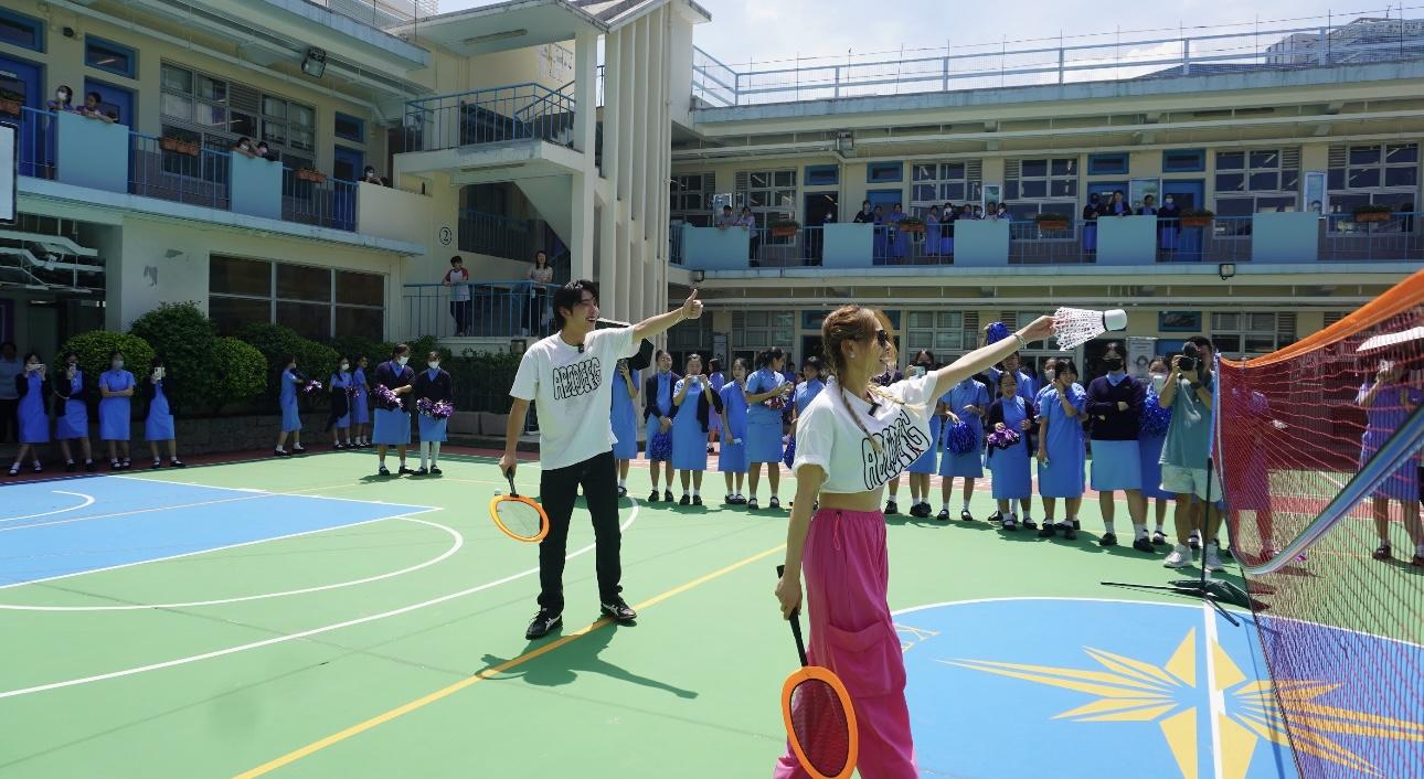 Gin Lee、曾傲棐首站到九龍塘真光中學進行羽毛球比賽。
