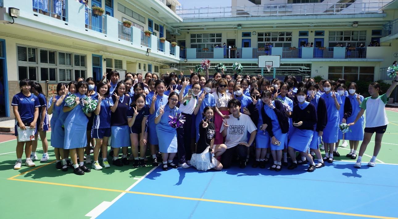 Gin Lee、曾傲棐首站到九龍塘真光中學進行羽毛球比賽。