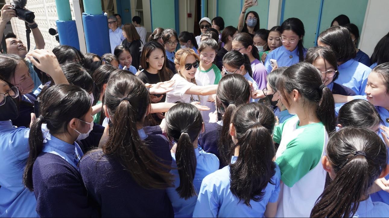 首站二人到九龍塘真光中學進行羽毛球比賽。