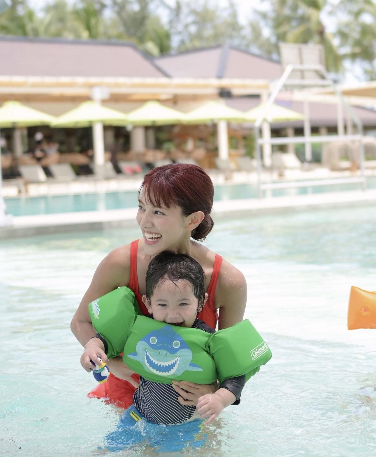 Grace早前一家五口遊泰國布吉。