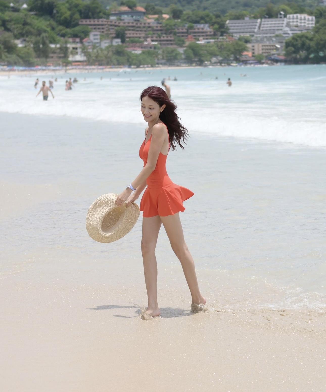 Grace穿上橙色一件頭泳衣,並抱住細仔Carlos在嬉水。