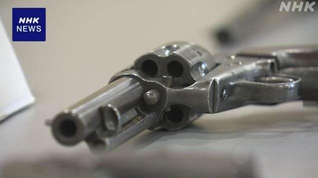 疑犯在家收藏的槍械。(互聯網)