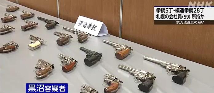 疑犯在家收藏的假槍。(互聯網)