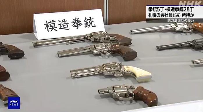 疑犯在家收藏的假槍。(互聯網)