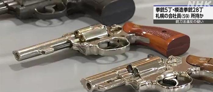 疑犯在家收藏的槍械。(互聯網)