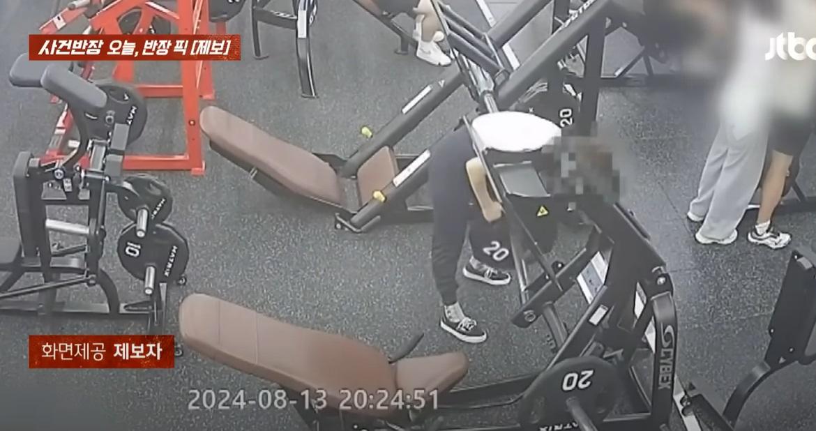 女子事前把20公斤重槓片裝上。(互聯網)