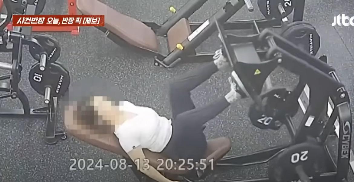 女子躺著用雙腳將踏板前後推動,鍛鍊腿部線條。(互聯網)