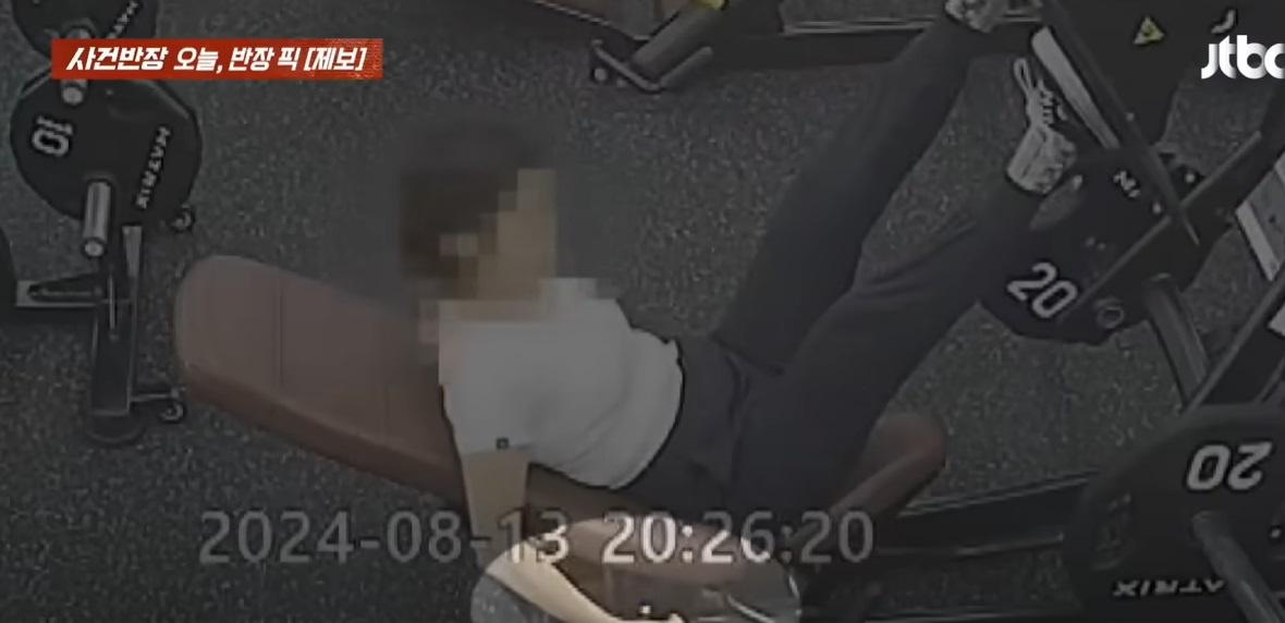 女子停下,右手疑未鎖好腳踏板。(互聯網)