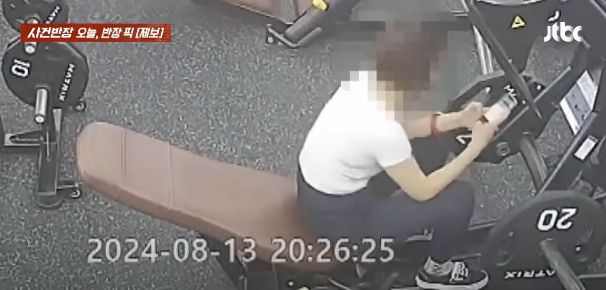 女子坐著滑手機。(互聯網)