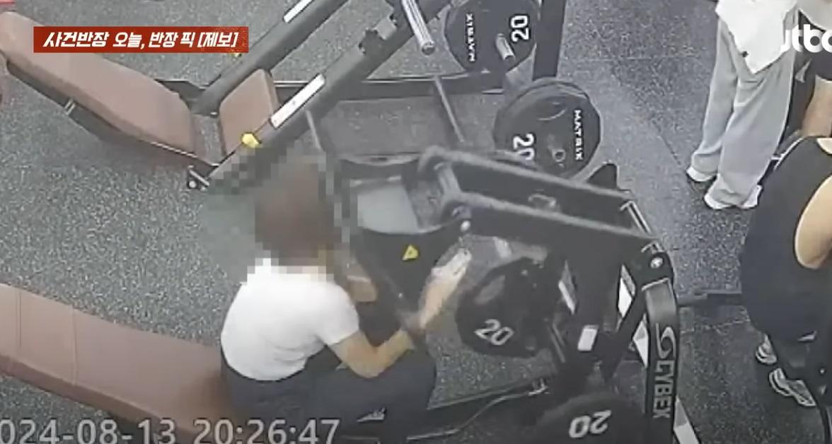 腳踏板突然滑落,擊中女子臉部。(互聯網)