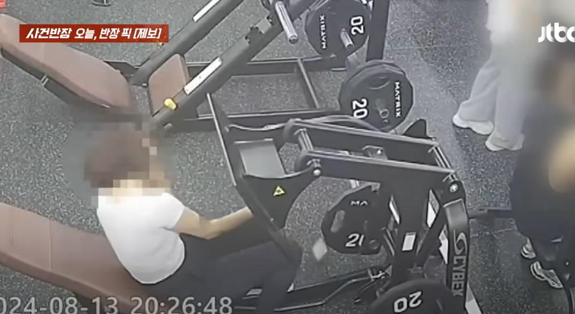 女子劇痛,向後跌坐。(互聯網)