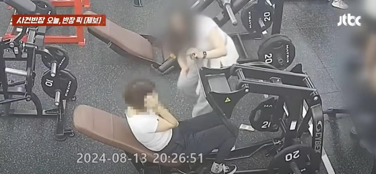 女教練上前關心。(互聯網)