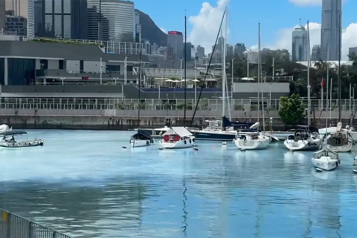 銅鑼灣避風塘海水下午呈現白色污水。(Threads用戶「1an.hl」圖片)