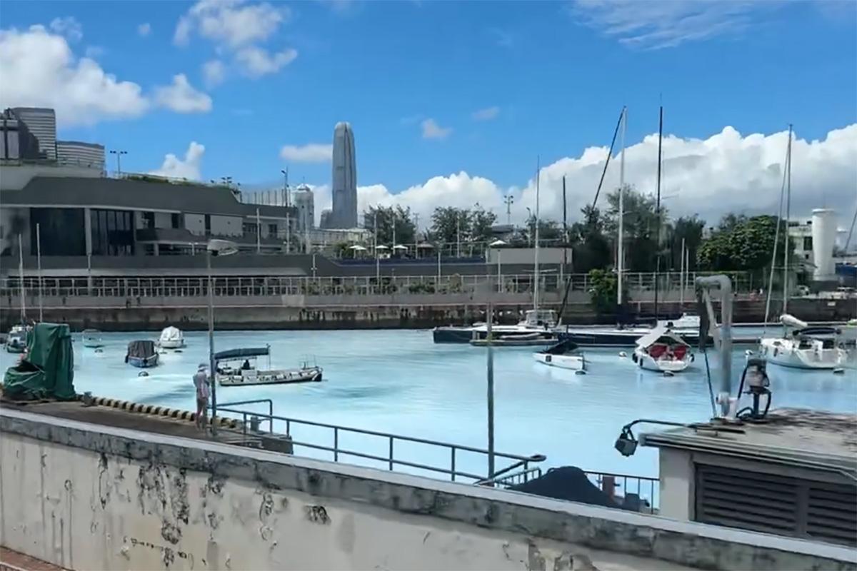 銅鑼灣避風塘海水下午呈現白色污水。(Threads用戶「1an.hl」圖片)