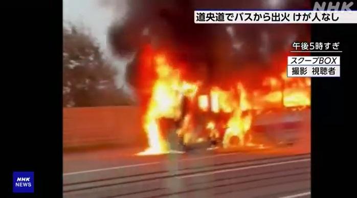 路過司機拍到巴士火燒車,火勢猛烈。(互聯網)