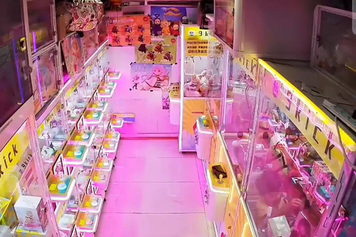 男童開始伸手拿取心儀貨品。(Threads截圖)