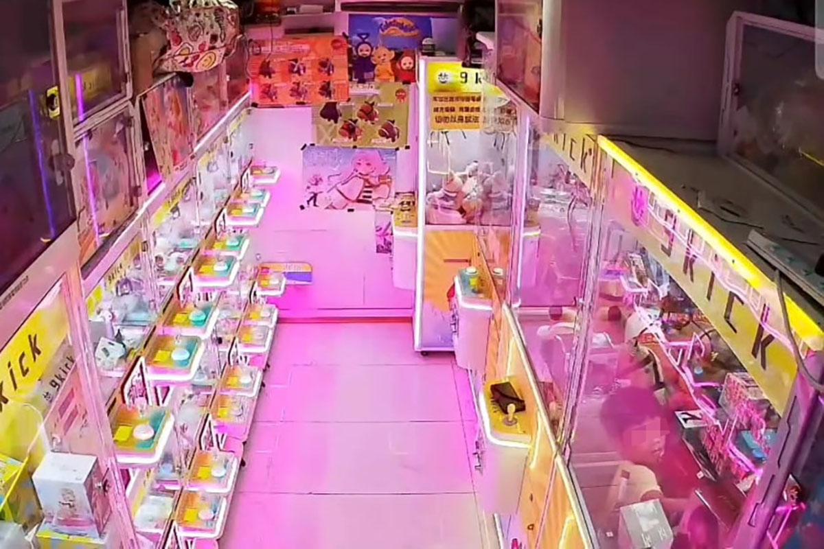 男童開始伸手拿取心儀貨品。(Threads截圖)