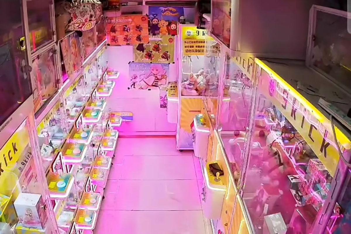 男童「心滿意足」地離開夾公仔機。(Threads截圖)