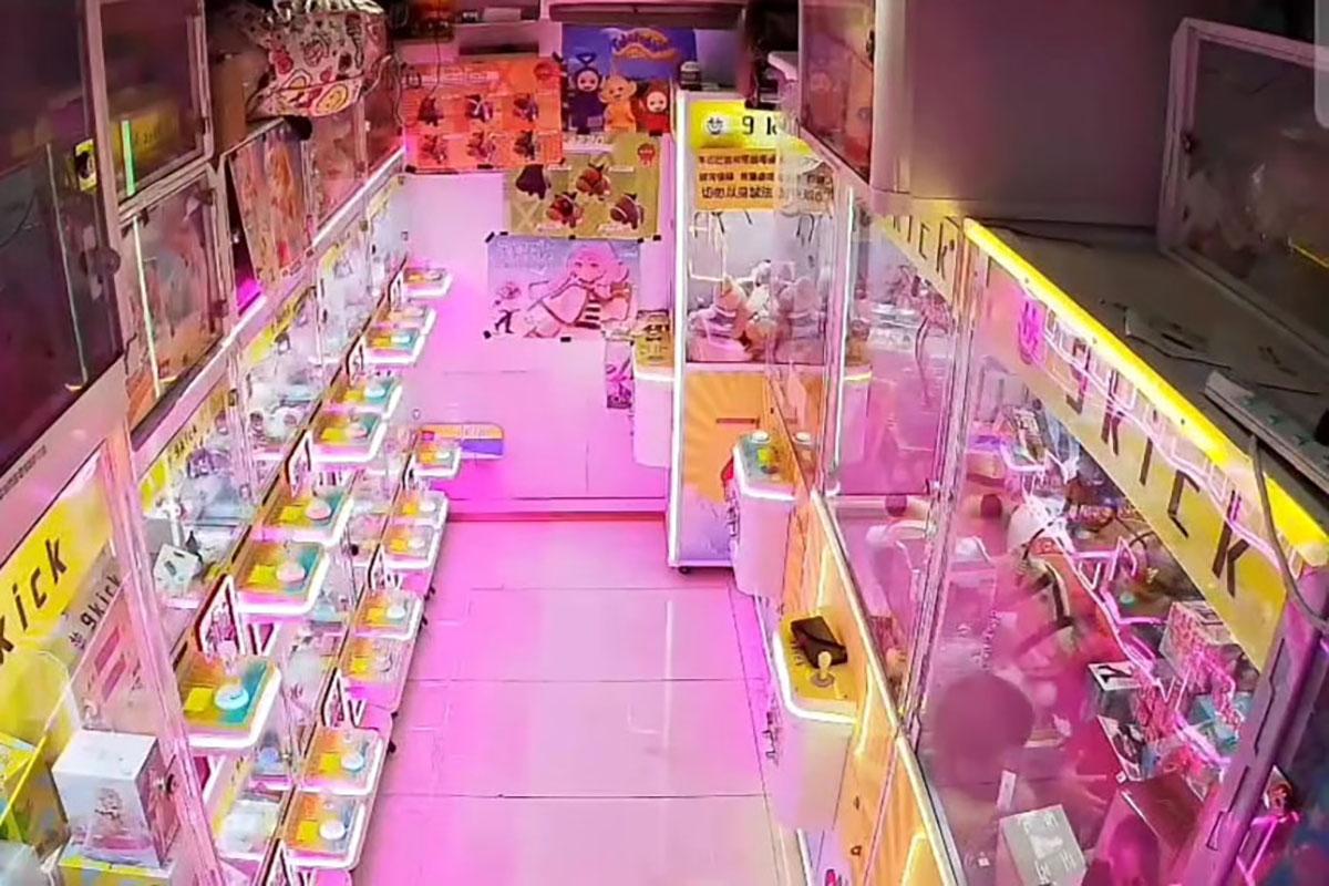 男童「心滿意足」地離開夾公仔機。(Threads截圖)