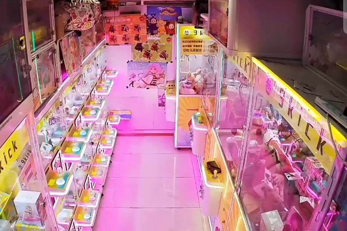 男童數秒後重施故技再度伸手取貨。(Threads截圖)