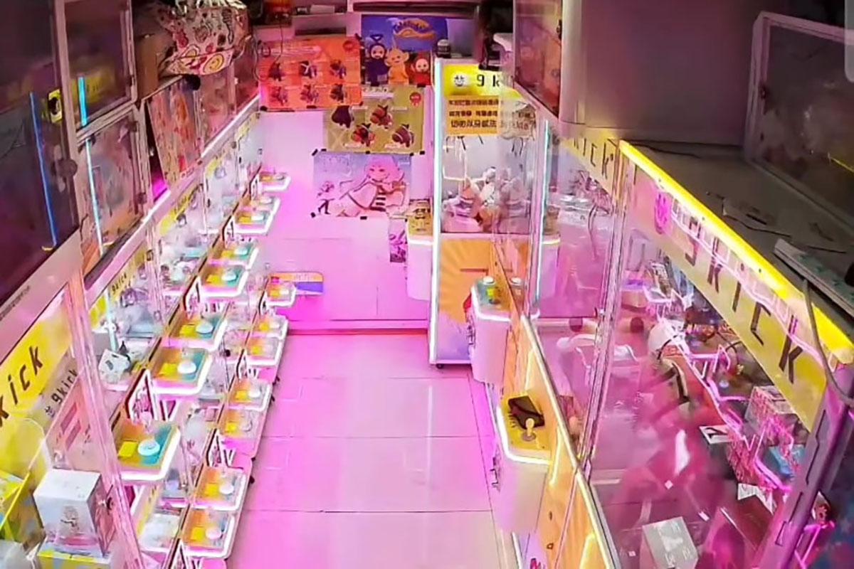 男童抱着第二件「戰利品」離開。(Threads截圖)