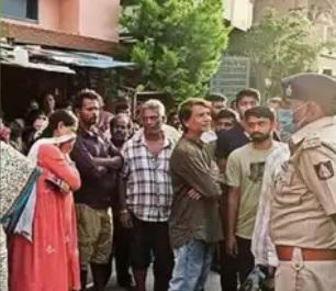 居民聚集在公寓樓下。(互聯網)