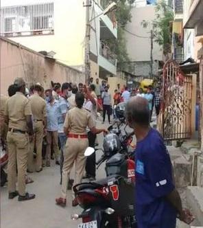 警員到公寓調查。(互聯網)