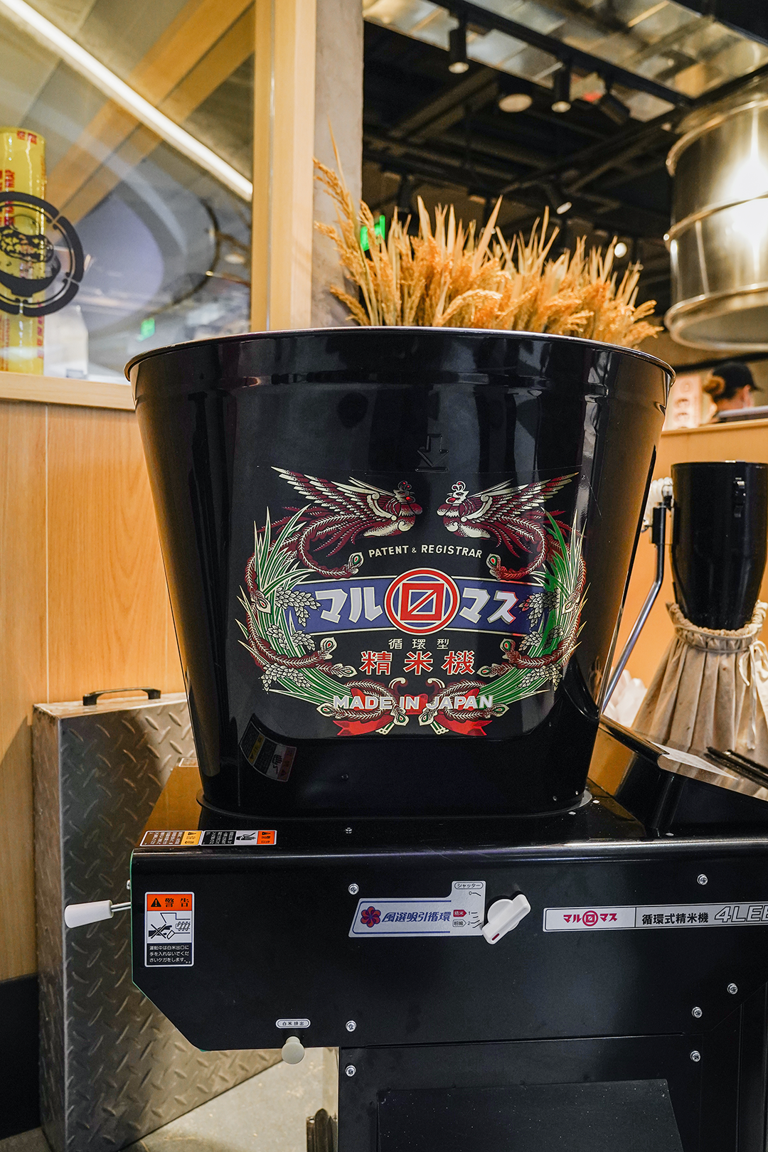 近門口位置設置精米機,將玄米現磨脫殼。