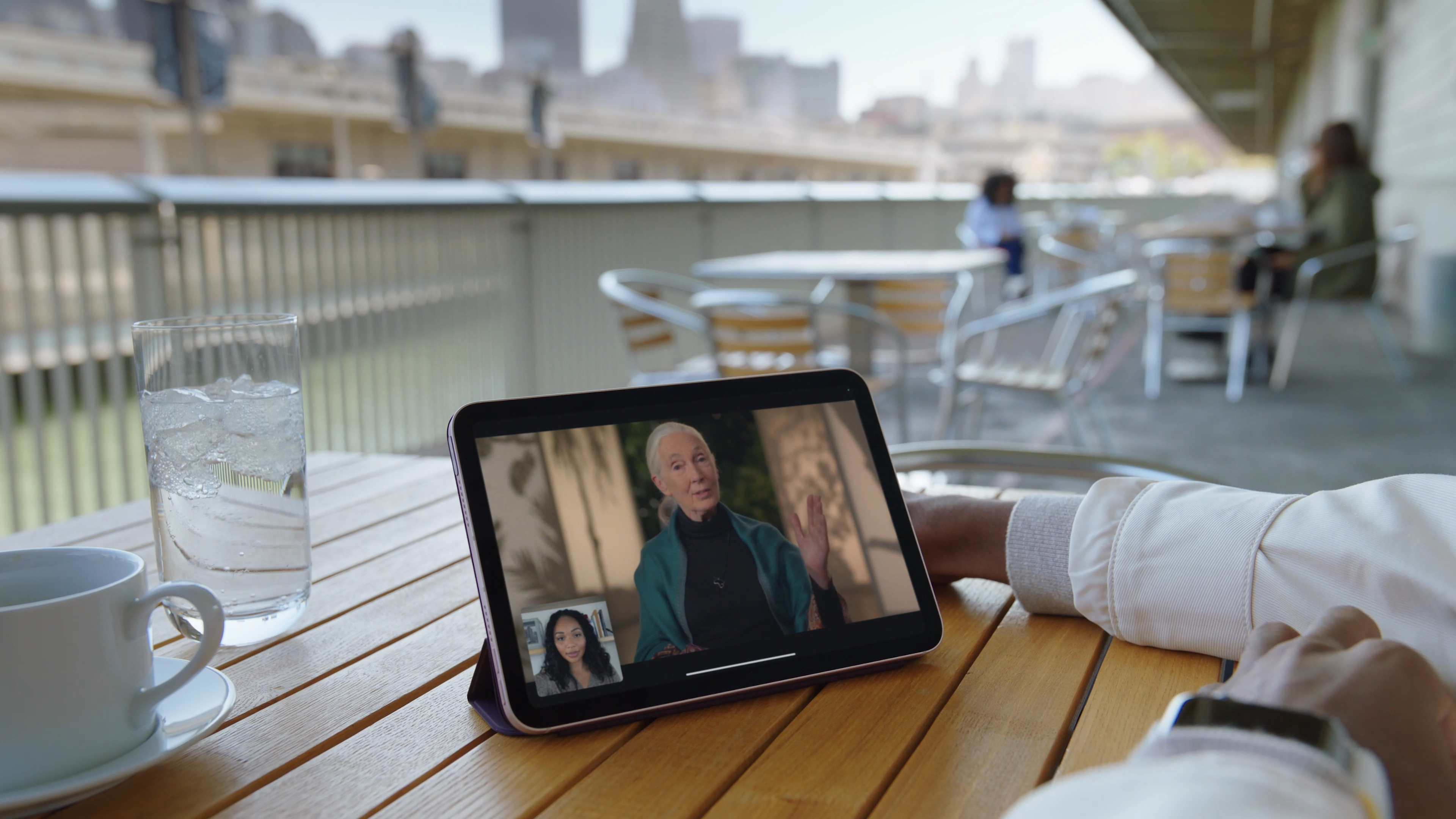 iPad mini體積輕巧方便隨時隨地使用。