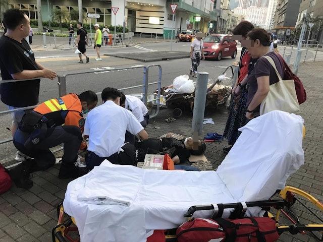 老婦被撞後倒臥在行人路上,神情相當痛苦。(柴灣人柴灣事fb圖)