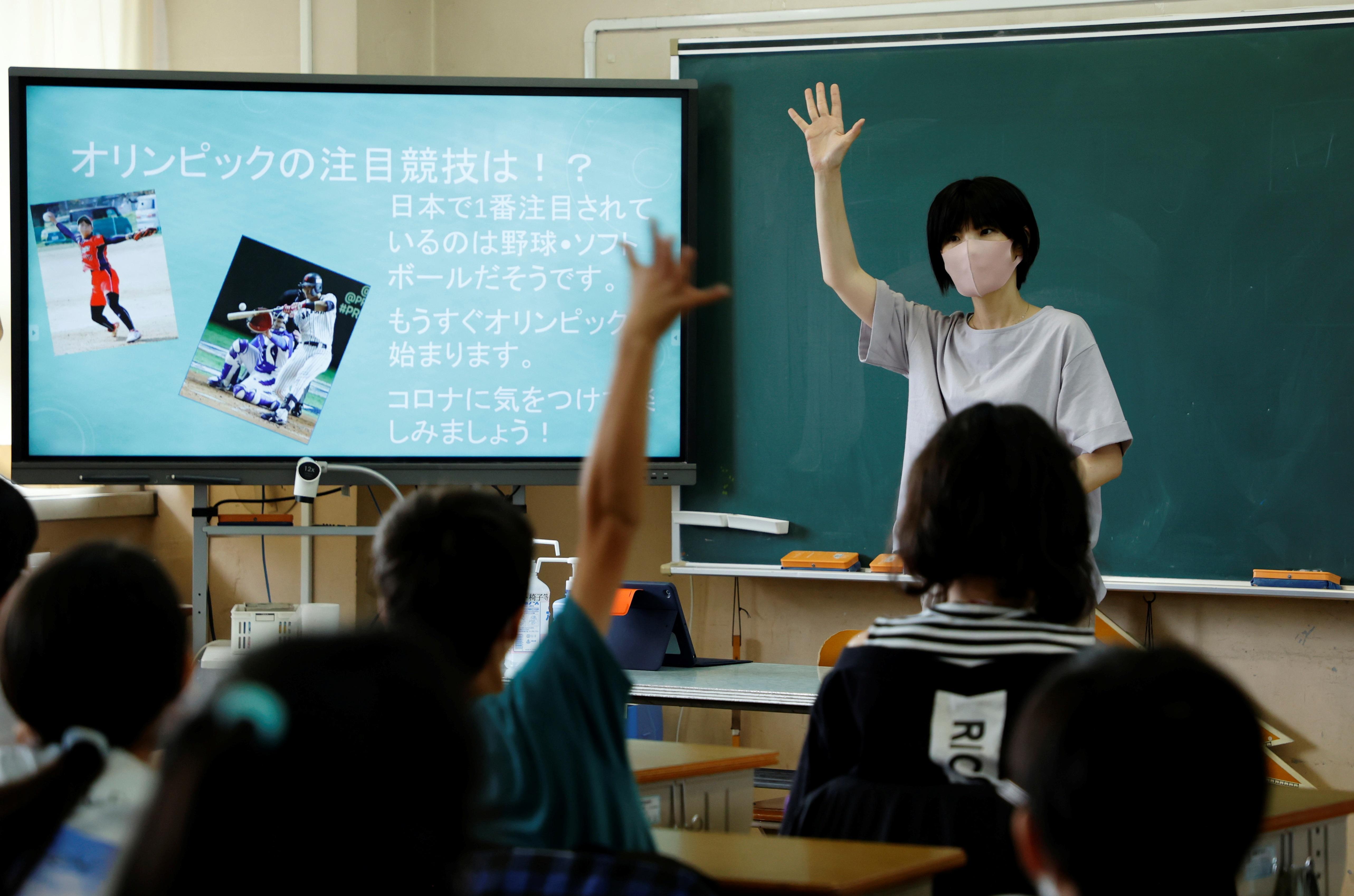日本大學研究顯示,返學時間單程逾1小時的高中生出現抑鬱症狀及焦慮症狀的風險較高。圖為日本中學生上學狀況。(資料圖片)