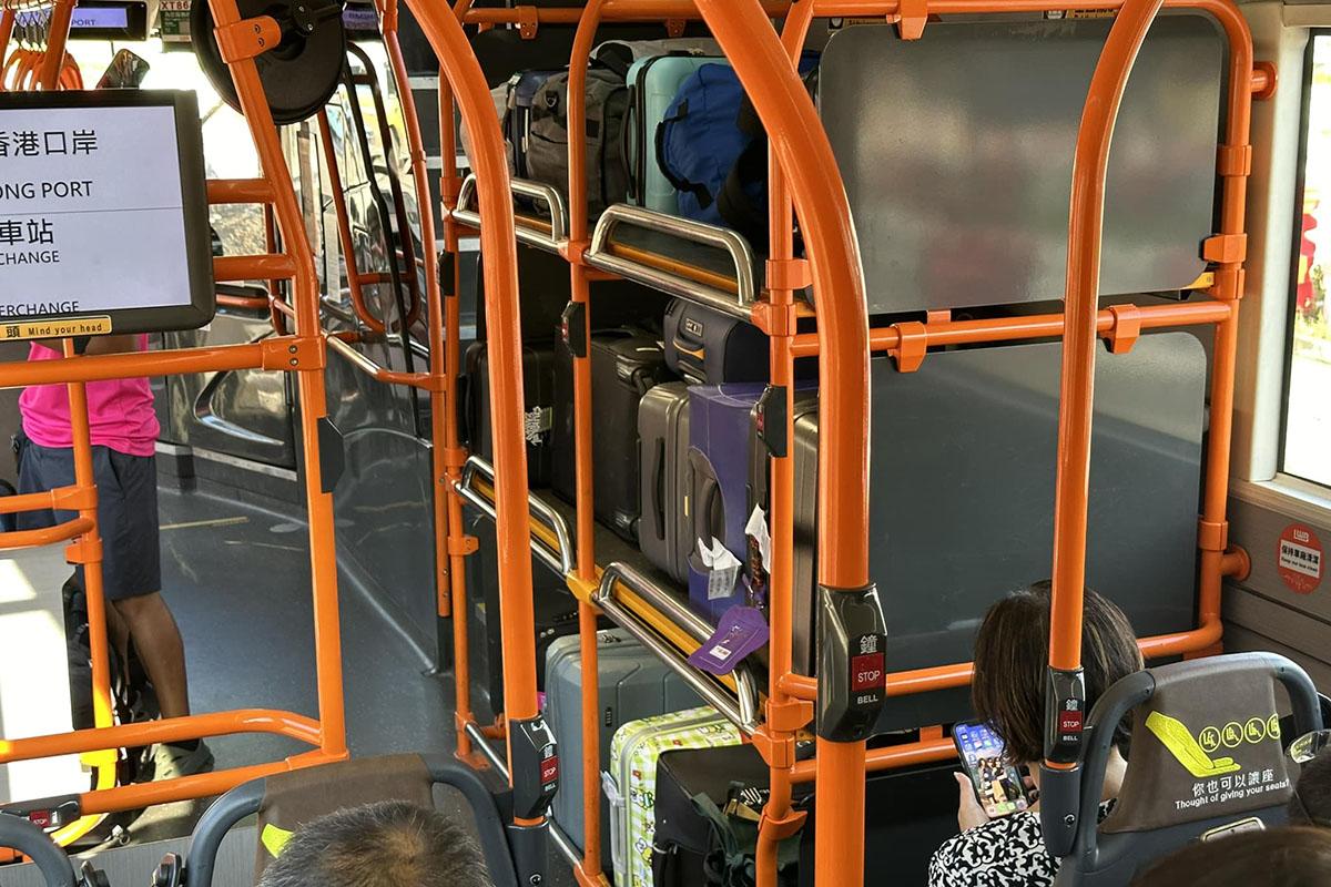 發帖者表示,巴士在機場開車時行李架上的行李已經重新排列。(FB群組「大埔 TAI PO」圖片)
